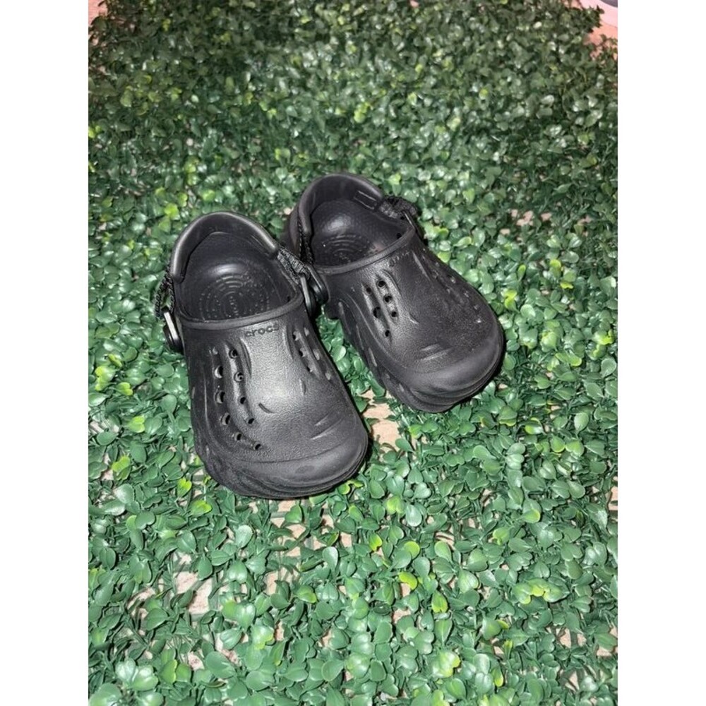 8c Black Crocs clogs #crocs #comfort